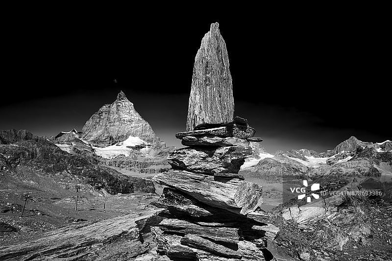 一堆岩石（石堆），背景是马特洪峰图片素材