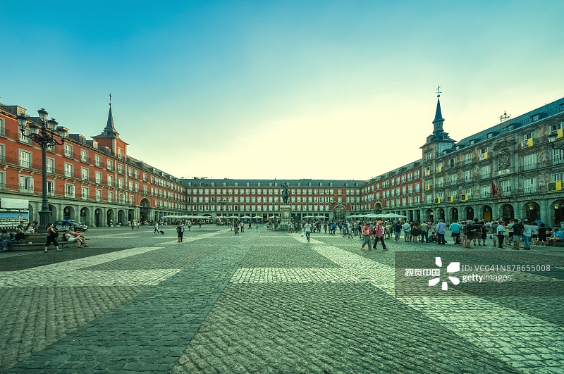 日落时分西班牙马德里马约尔广场的广角全景图片素材