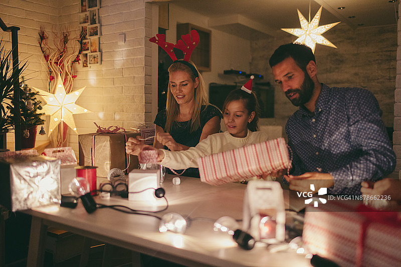 一家人包装圣诞礼物图片素材
