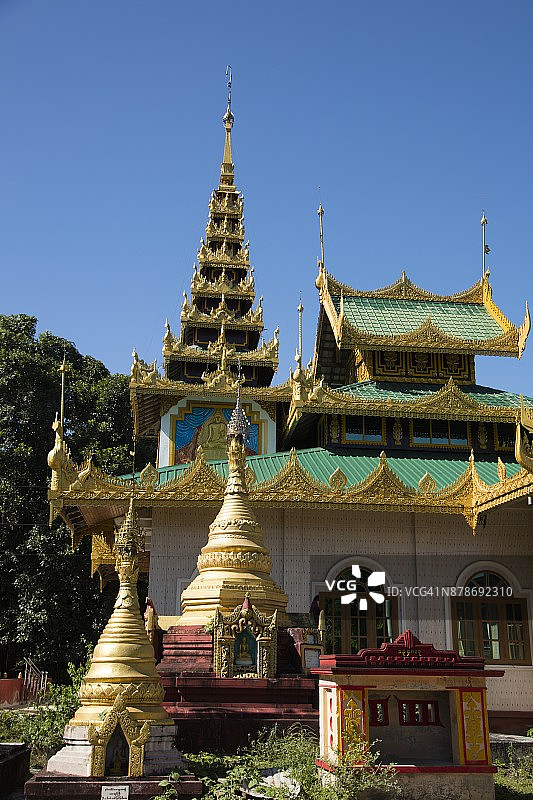 缅甸克钦邦瑞古镇伊洛瓦底江瑞波岛的金色佛塔图片素材