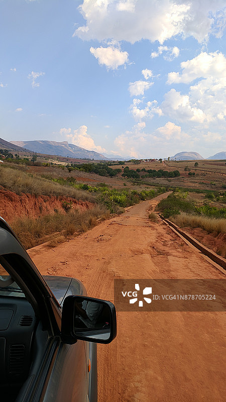 在红色泥土路上行驶图片素材