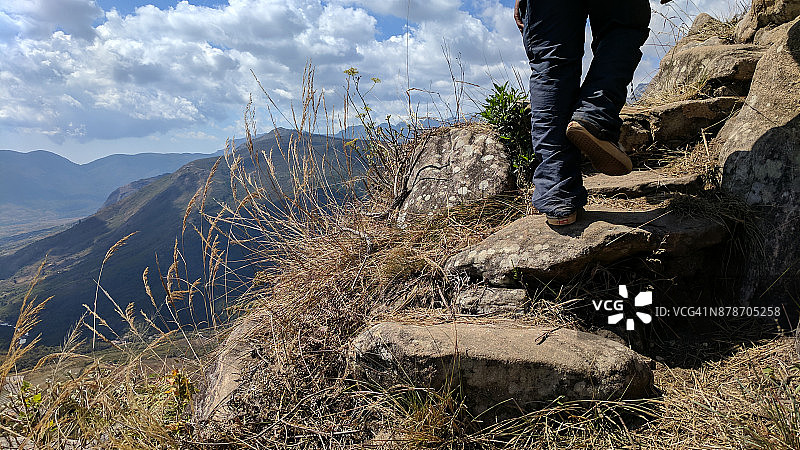 徒步登上偏远的山地景观图片素材
