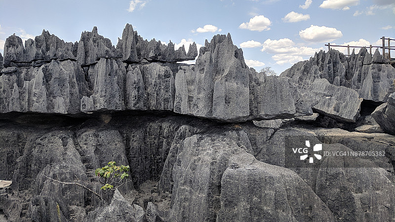 尖锐的石灰岩构造图片素材