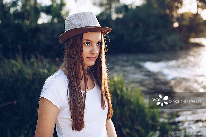 年轻女人在户外享受美好时光图片素材