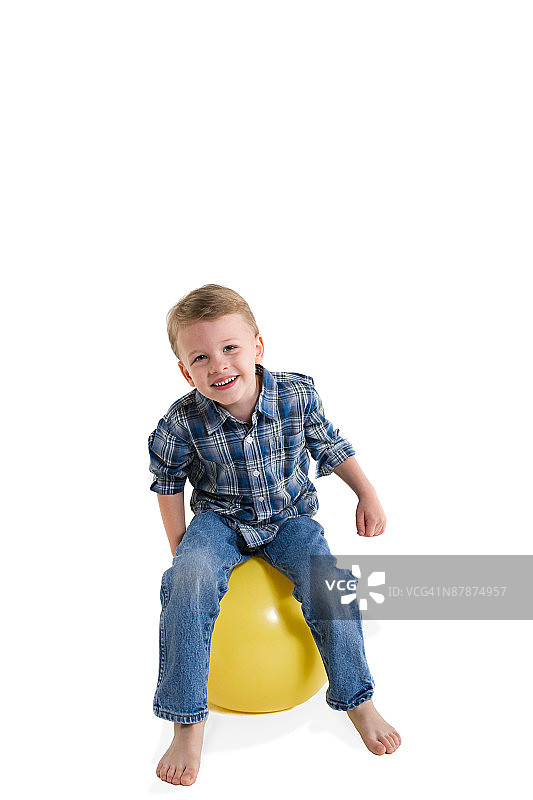 坐在球上的男孩图片素材