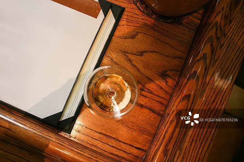 酒吧里高角度拍摄的葡萄酒杯图片素材