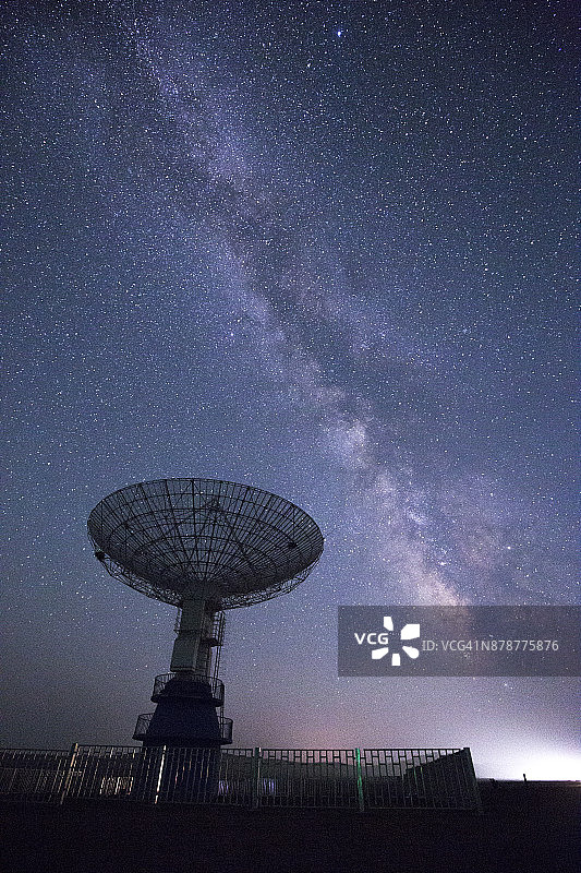 星系和射电望远镜图片素材
