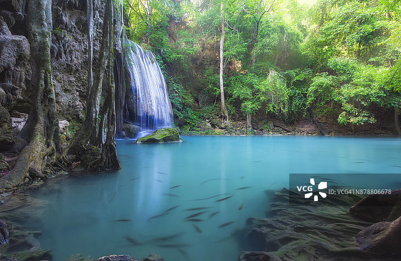 深林中的伊拉旺瀑布图片素材