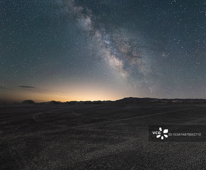 银河下的公路旅行汽车广告背景图片素材