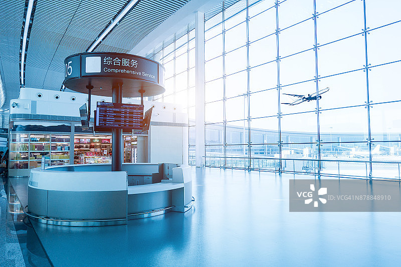 空旷的机场航站楼候机区图片素材
