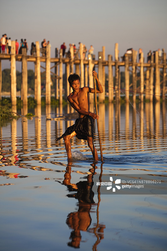 缅甸曼德勒阿马拉布拉乌本桥附近东塔曼湖上的渔夫图片素材