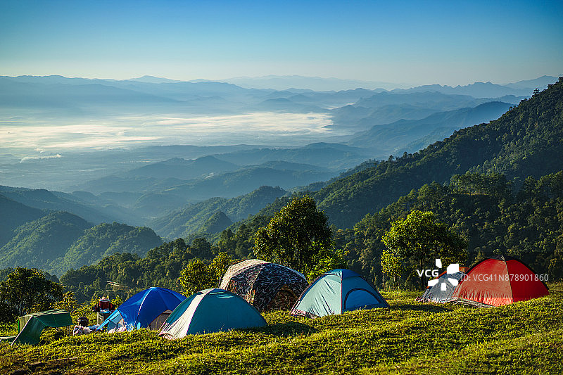 户外露营日出景观，在山上露营，与朋友们一起享受探险生活图片素材