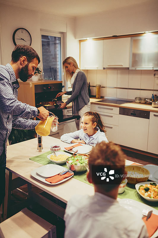家庭周末在家午餐图片素材