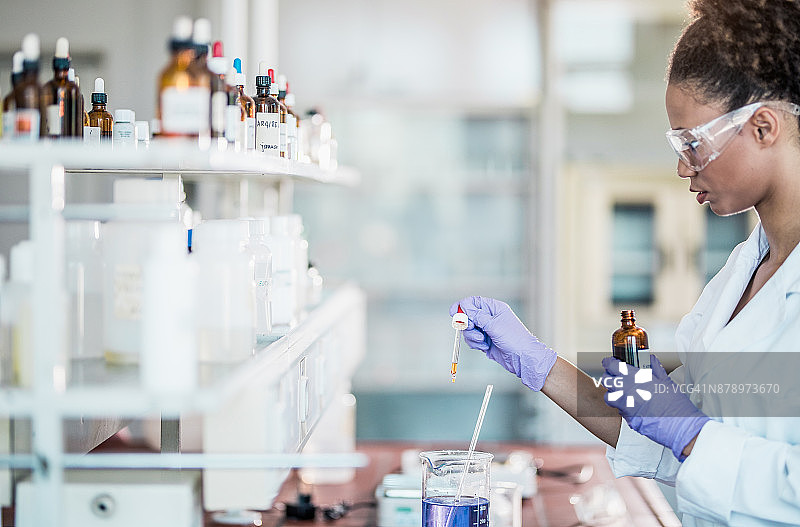在实验室工作的女科学家图片素材