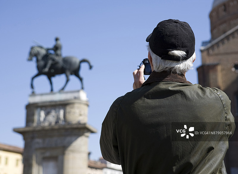 在意大利帕多瓦拍摄雕像的男子背影图片素材