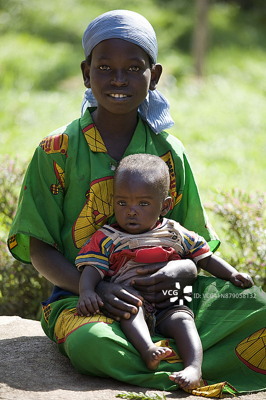 布隆迪锡比托克马桑戈，抱着幼儿的当地妇女图片素材