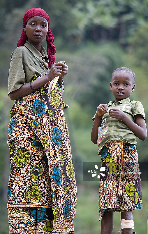 身穿传统服装的年轻女子和儿童肖像，布隆迪 Cibitoke Masango，非洲图片素材