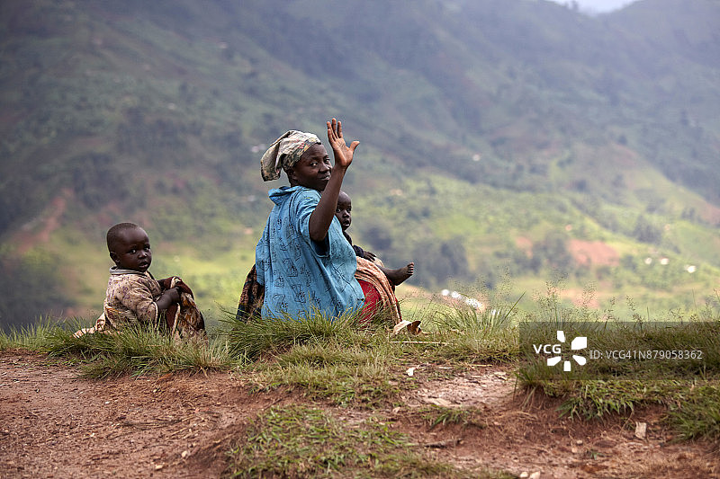 在布隆迪 Cibitoke Masango 风景中，肩上挥舞着两个孩子的女人肖像图片素材