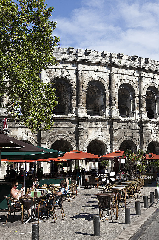 法国尼姆竞技场的人行道咖啡馆和游客图片素材