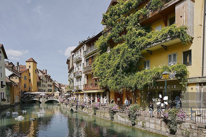 法国安纳西休河畔的游客。图片素材