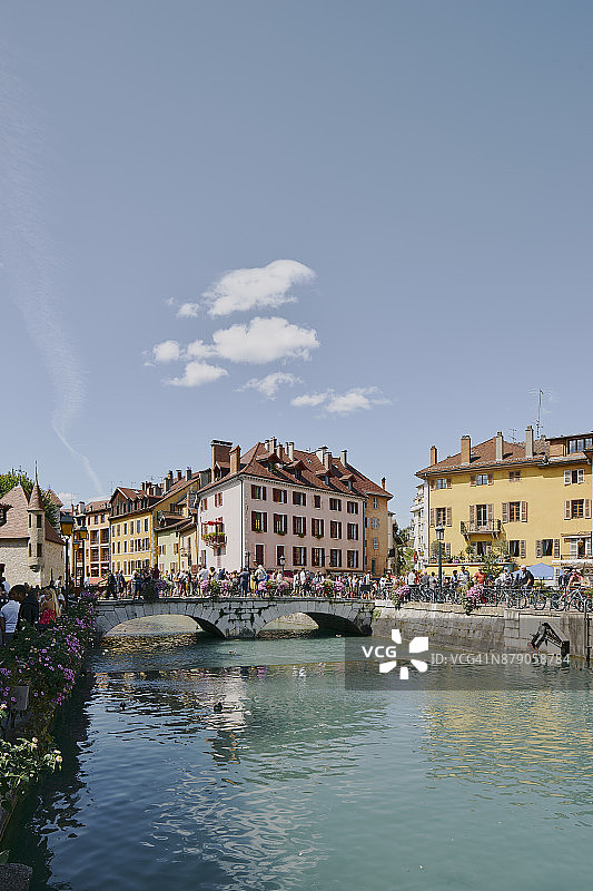 法国奥弗涅-罗讷-阿尔卑斯大区阿讷西，蒂乌河桥上和水滨的游客人群图片素材