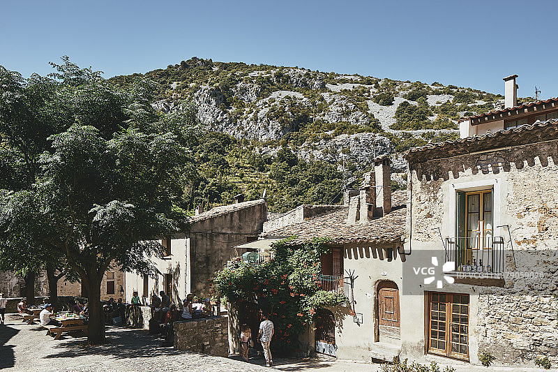 法国奥克西塔尼地区圣吉列姆勒代塞尔的鹅卵石街道和传统建筑图片素材