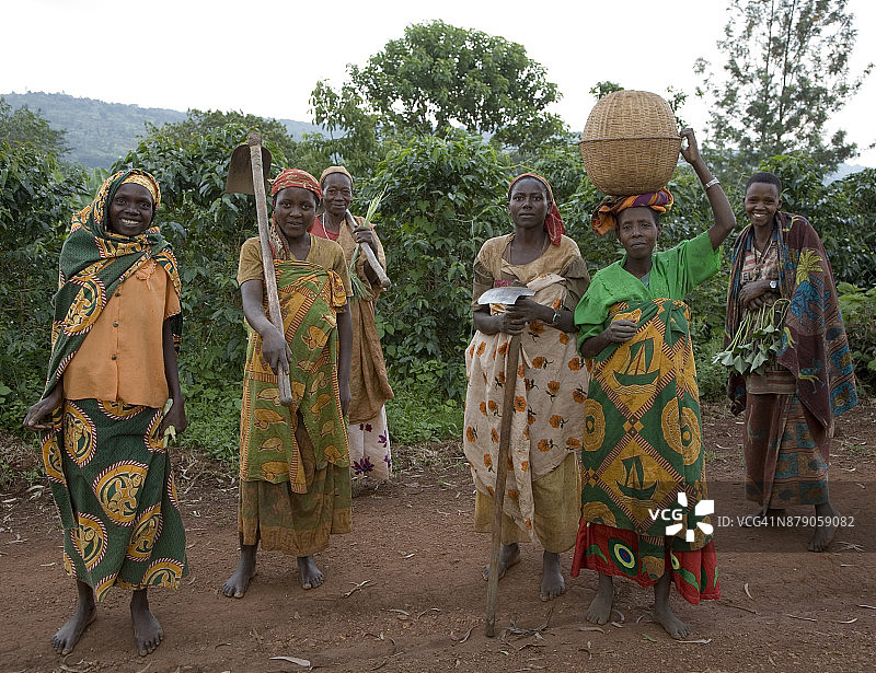 身穿传统服装的六名妇女肖像，地点：布隆迪锡比托克省马桑戈，非洲图片素材