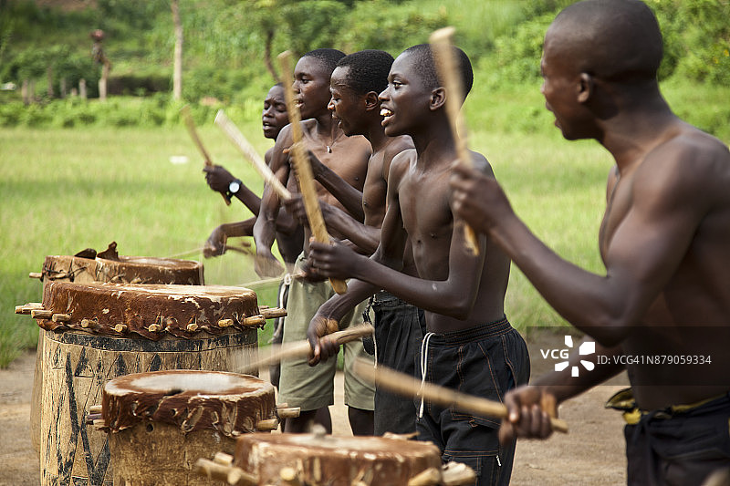 在布隆迪锡比托克马桑戈敲鼓的男人图片素材