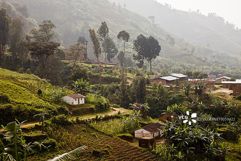 非洲布隆迪锡比托克马桑戈雨林村庄的鸟瞰图图片素材
