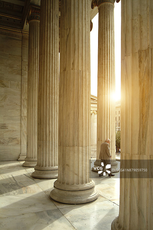 雅典学院石柱旁的男人图片素材