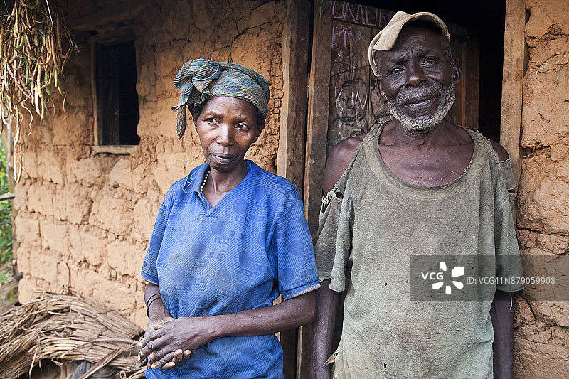 非洲布隆迪锡比托克马桑戈泥屋旁的夫妇肖像照图片素材