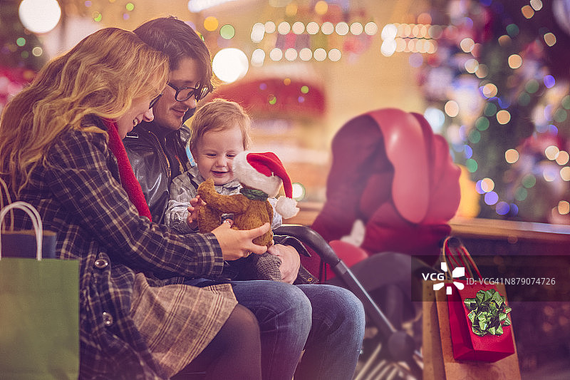 一家人圣诞节购物图片素材