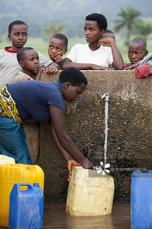 孩子们在布隆迪锡比托克马桑戈的社区水泵处装满容器图片素材
