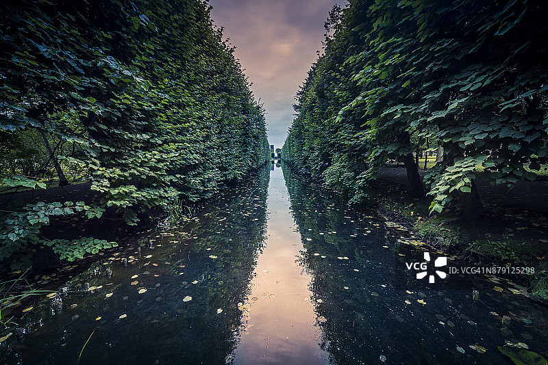 波兰格但斯克奥利瓦花园长池塘的透视和倒影图片素材