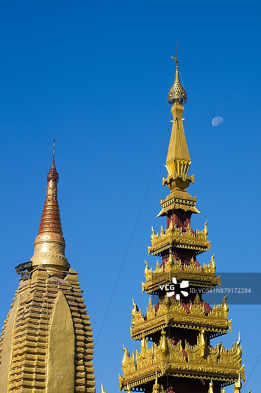 缅甸曼德勒蒲甘附近良乌瑞西光塔的金色宝塔和月亮图片素材