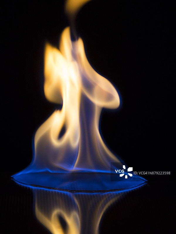 黑色背景上的火焰图片素材