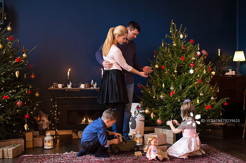 节日季：家庭装饰圣诞树图片素材