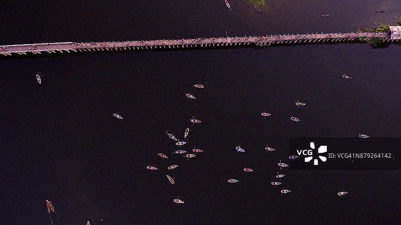 东塔曼湖乌本桥附近划船的游客航拍图片素材