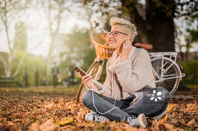 在美丽的秋日聆听她最喜欢的歌曲图片素材