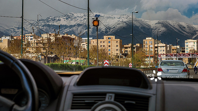 驾车行驶在高速公路上拍摄的德黑兰景色图片素材