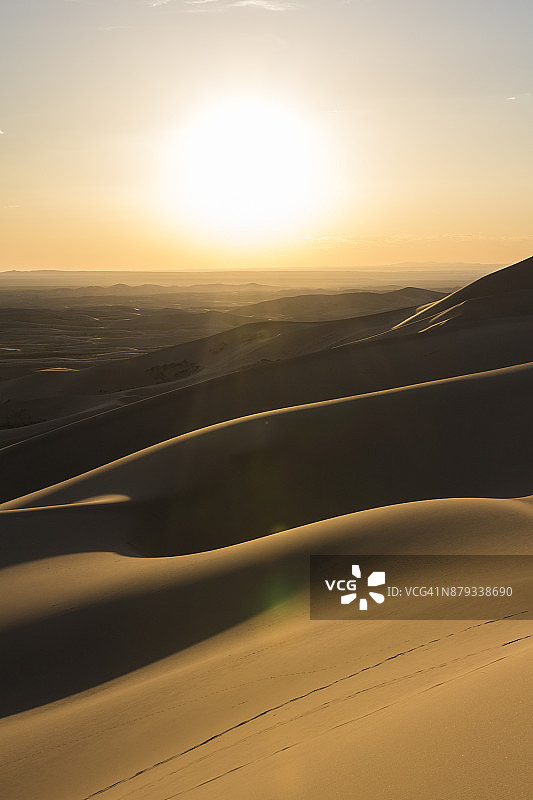 戈壁古尔班赛汗国家公园的洪戈尔沙丘上的金色光芒，南戈壁省赛布雷区，蒙古国图片素材
