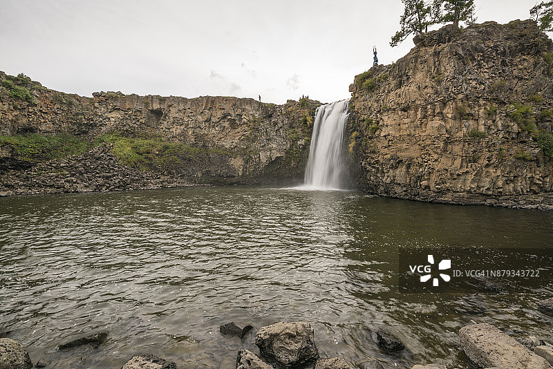 蒙古国后杭爱省鄂尔浑峡谷的红色瀑布图片素材