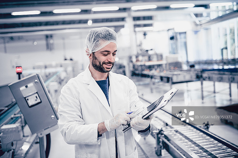 科学家在灌装厂进行修订图片素材