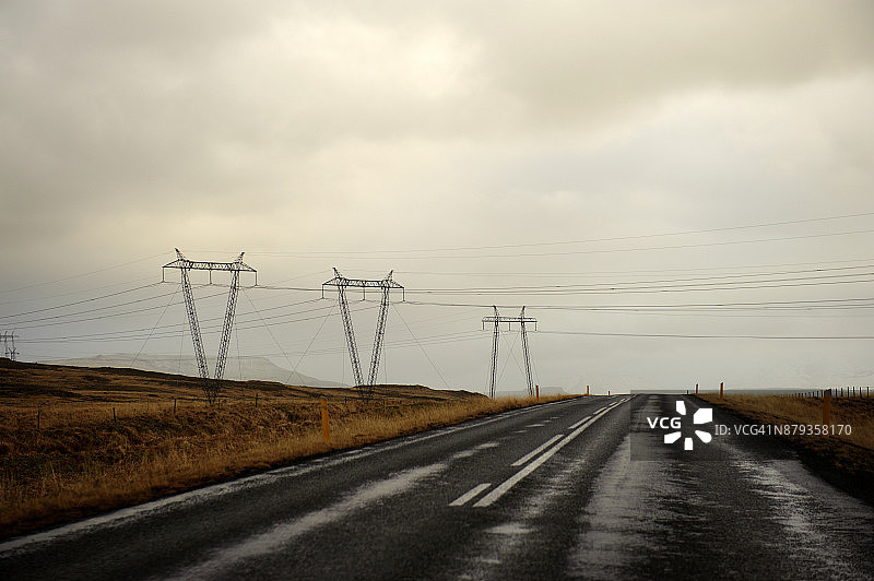 冰岛博尔加内斯附近的电线塔图片素材