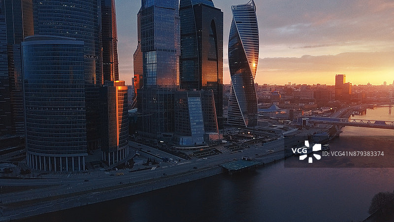 日出时飞越莫斯科国际商务中心图片素材