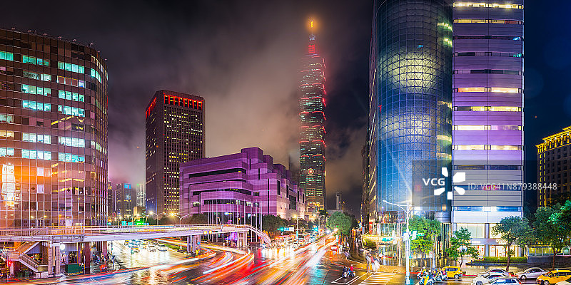 中国台湾台北101大楼霓虹夜景与繁忙的公路图片素材