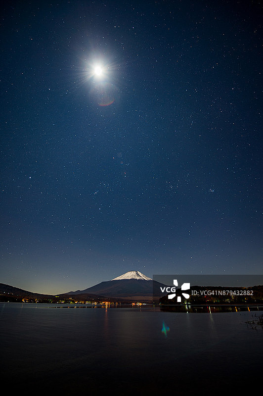 月光下的富士山图片素材