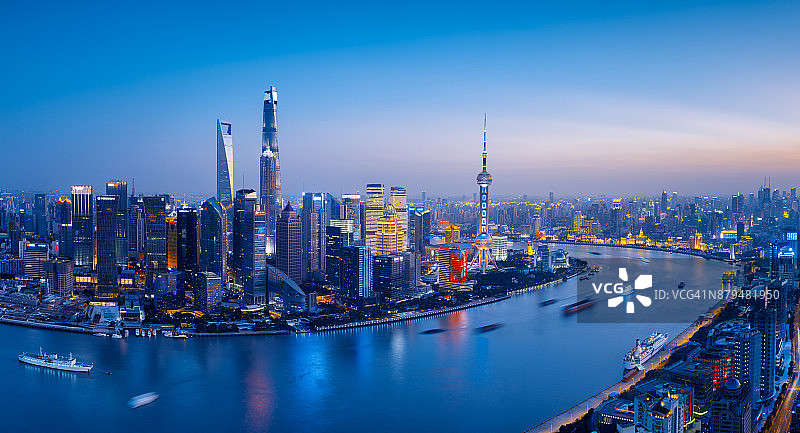 日落时分的上海天际线（蓝色调）图片素材