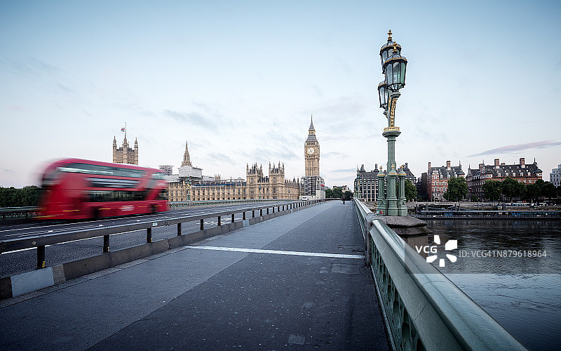 英国伦敦金融城，行驶至大本钟的双层巴士的动态模糊图像图片素材