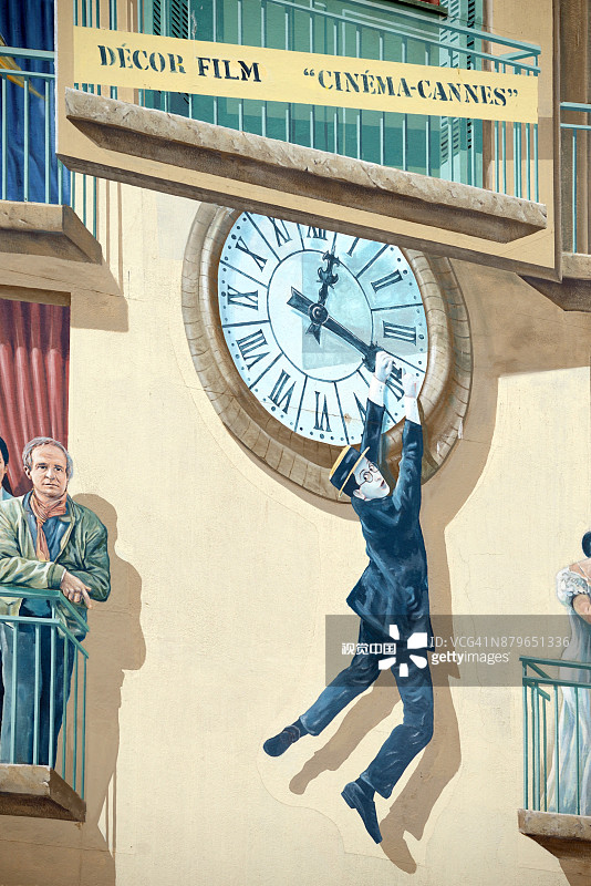 戛纳巴士站的电影历史壁画：哈罗德·劳埃德《安 全第一》中的时钟特技图片素材